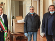 Il presidente Guido Manolli consegna le mascherine al sindaco