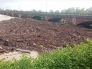 La situazione dei detriti al ponte sulla Sesia