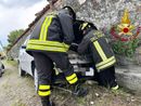 Fuori strada con l'auto, finisce in un fosso