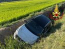 Incastrato nell'auto finita nel canale