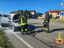 Principio di incendio dopo lo scontro tra tre auto: due persone in ospedale