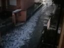 Una via di Santhià trasfomata in torrente Una via di Santhià trasfomata in torrente