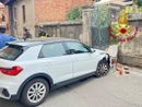Auto abbatte il pilastro di una cancellata Auto abbatte il pilastro di una cancellata