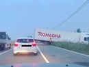 Rimorchio sulla carreggiata: mattina di passione per gli automobilisti