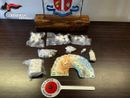 In casa mezzo chilo di hashish e tre etti e mezzo di coca: arrestato un 25enne In casa mezzo chilo di hashish e tre etti e mezzo di coca: arrestato un 25enne