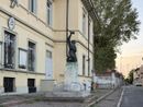 L'esterno della scuola elementare De Amicis L'esterno della scuola elementare De Amicis