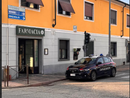 Entra in farmacia per rubare i cosmetici e spintona il direttore: denunciato per un 20enne