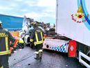 Scontro tra due tir, un ferito grave e autostrada chiusa