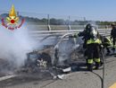 Auto in fiamme sulla A5