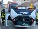 Arborio: auto capotta tra le vie del paese