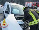 Incidente in autostrada: auto distrutta, conducente ferito