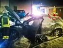 Auto in fiamme in un cortile di Tronzano