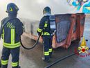 A fuoco un container di rifiuti elettrici - foto
