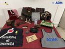 Borse e pelletteria contraffatte in uno stand del Mercatino: controlli e sequestri Borse e pelletteria contraffatte in uno stand del Mercatino: controlli e sequestri