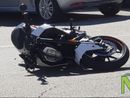 Perde il controllo della moto e finisce contro un'auto Perde il controllo della moto e finisce contro un'auto