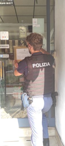 Irregolare sul territorio si scaglia contro gli agenti durante un controllo: arrestato. Chiuso per 20 giorni il locale dell'aggressione