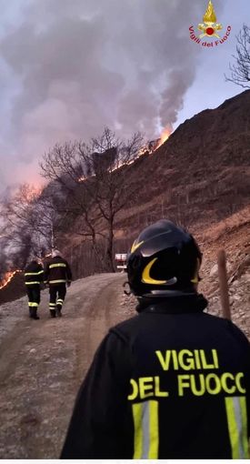 Incendio a Rimella: foto e video