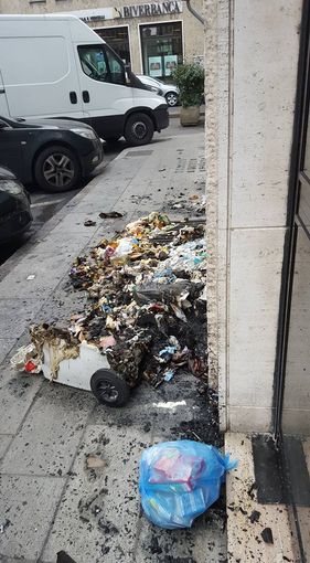 Piromani in azione: a fuoco un'auto e cassonetti dei rifiuti Piromani in azione: a fuoco un'auto e cassonetti dei rifiuti