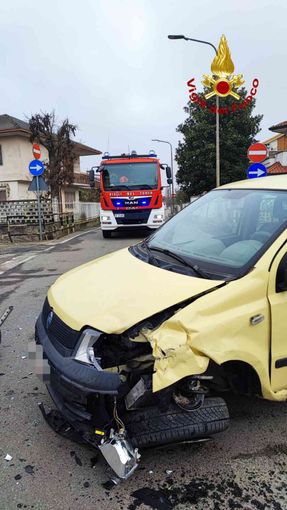 Trino, scontro tra due auto in via Pasubio