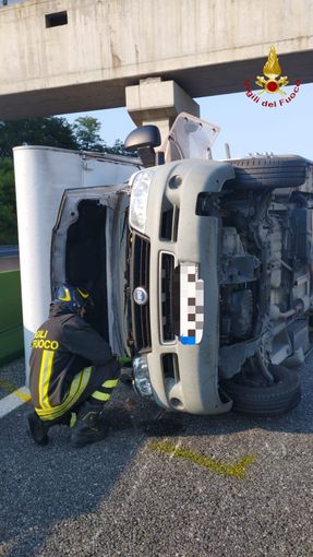 Carisio, camper rovesciato: a bordo due turisti e il loro cane