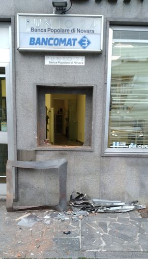 Colpo con l'esplosivo al bancomat Colpo con l'esplosivo al bancomat