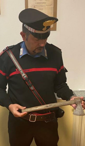 L'accetta sequestrata all'arrestato