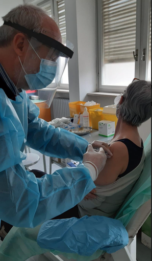 Il dottor Baiguera al lavoro