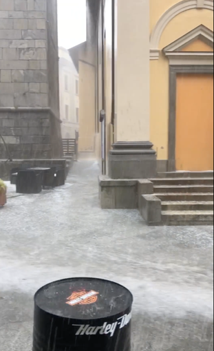 Borgosesia, grandinata violentissima sulla città: le strade diventano torrenti - video Borgosesia, grandinata violentissima sulla città: le strade diventano torrenti - video