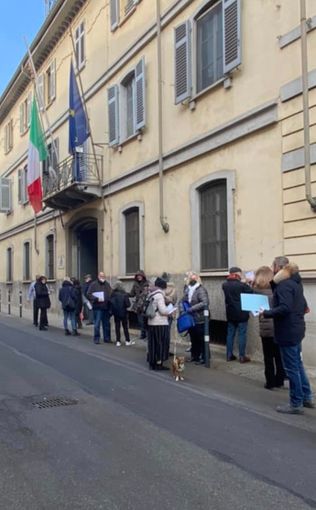 Alcuni dei cittadini in coda davanti al Comando provinciale dei Carabinieri Alcuni dei cittadini in coda davanti al Comando provinciale dei Carabinieri