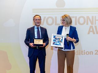 Massimo Senini (Senini Srl), vincitore del primo premio, posa insieme all’artista Marzia Boaglio che gli porge una sua opera intitolata “Vittoria Massimo Senini (Senini Srl), vincitore del primo premio, posa insieme all’artista Marzia Boaglio che gli porge una sua opera intitolata “Vittoria