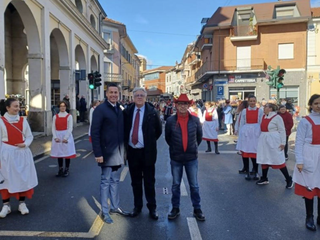 L>a sfilata di domenica con il sindaco e Gilardino L>a sfilata di domenica con il sindaco e Gilardino