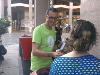 Luca Bianchini firma un autografo Luca Bianchini firma un autografo