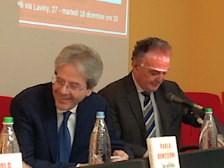 Gentiloni che sorride a una battuta di Chiamparino e Luigi Bobba Gentiloni che sorride a una battuta di Chiamparino e Luigi Bobba