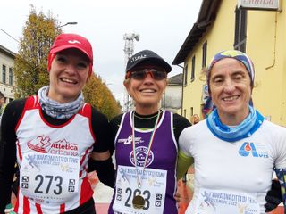 Il podio femminile della mezza Il podio femminile della mezza