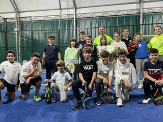 Un gruppo di giovani della scuola padel Un gruppo di giovani della scuola padel