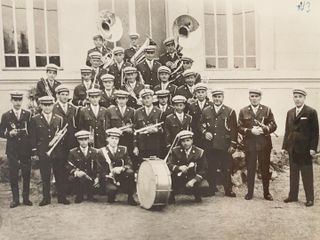 Banda musicale cittadina di Santhià.Anno 1965. A destra il maestro EUGENIO SACCHETTI DIRETTORE DEL COMPLESSO DAL 1935 AL 1980 (46 ANNI). Banda musicale cittadina di Santhià.Anno 1965. A destra il maestro EUGENIO SACCHETTI DIRETTORE DEL COMPLESSO DAL 1935 AL 1980 (46 ANNI).