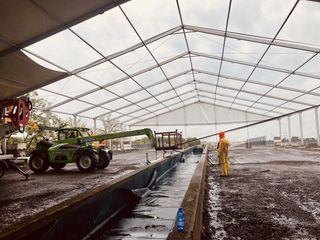 Mezzi all'opera, in corso Avogadro, per lo smantellamento del vecchio cavalcaferrovia