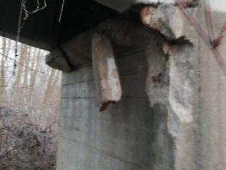 Un particolare del pilone danneggiato Un particolare del pilone danneggiato