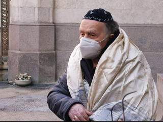 Un primo piano durante la celebrazion davati alla Sinagoga