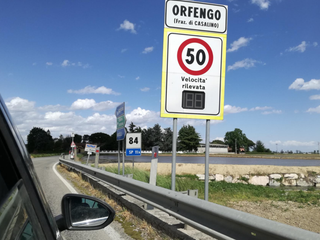 Il limite "sale" all'ingresso del paese Il limite "sale" all'ingresso del paese