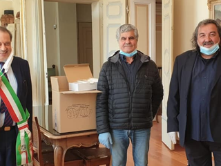 Il presidente Guido Manolli consegna le mascherine al sindaco
