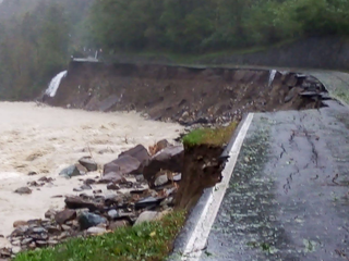 La sp 9 a Cravagliana completamente erosa