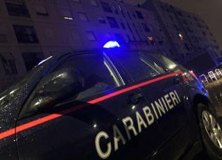 Massa, uomo trovato morto sul balcone di casa: sul corpo segni di coltellate