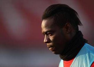 Balotelli vittima di razzismo in Arabia: "Ora basta" Balotelli vittima di razzismo in Arabia: "Ora basta"