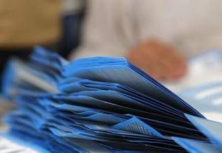 Sondaggio elezioni, centrodestra e centrosinistra quasi pari