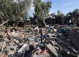 Gaza, ancora raid sulla Striscia: "Almeno 27 morti" Gaza, ancora raid sulla Striscia: "Almeno 27 morti"