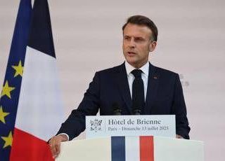 Macron: "Libertà mai così minacciata dal 1945, pace dipende da noi" Macron: "Libertà mai così minacciata dal 1945, pace dipende da noi"