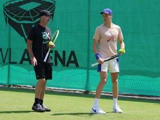Sinner e il trionfo a Wimbledon: "Ho vinto una scommessa con Cahill e ora.." Sinner e il trionfo a Wimbledon: "Ho vinto una scommessa con Cahill e ora.."