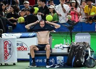 Sinner, infortunio a Shanghai? Jannik zoppica e si ferma nel match contro Griekspoor Sinner, infortunio a Shanghai? Jannik zoppica e si ferma nel match contro Griekspoor