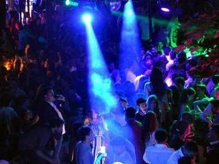 Spray al peperoncino in discoteca, caos e ragazzi in fuga